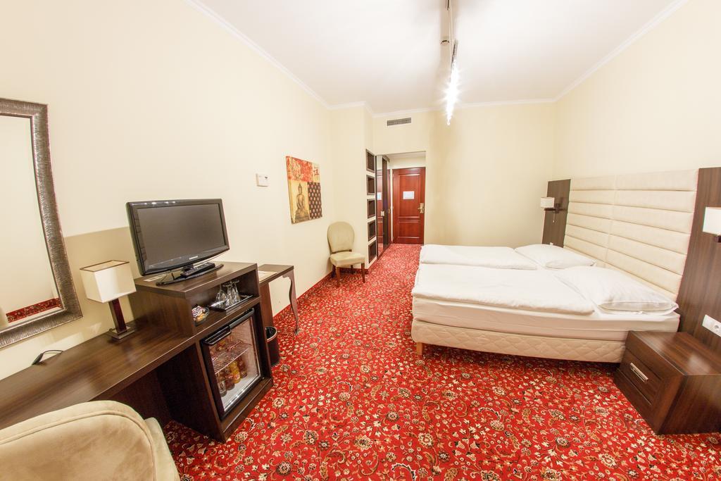 Hotel Kristaly Imperial Tata Ngoại thất bức ảnh