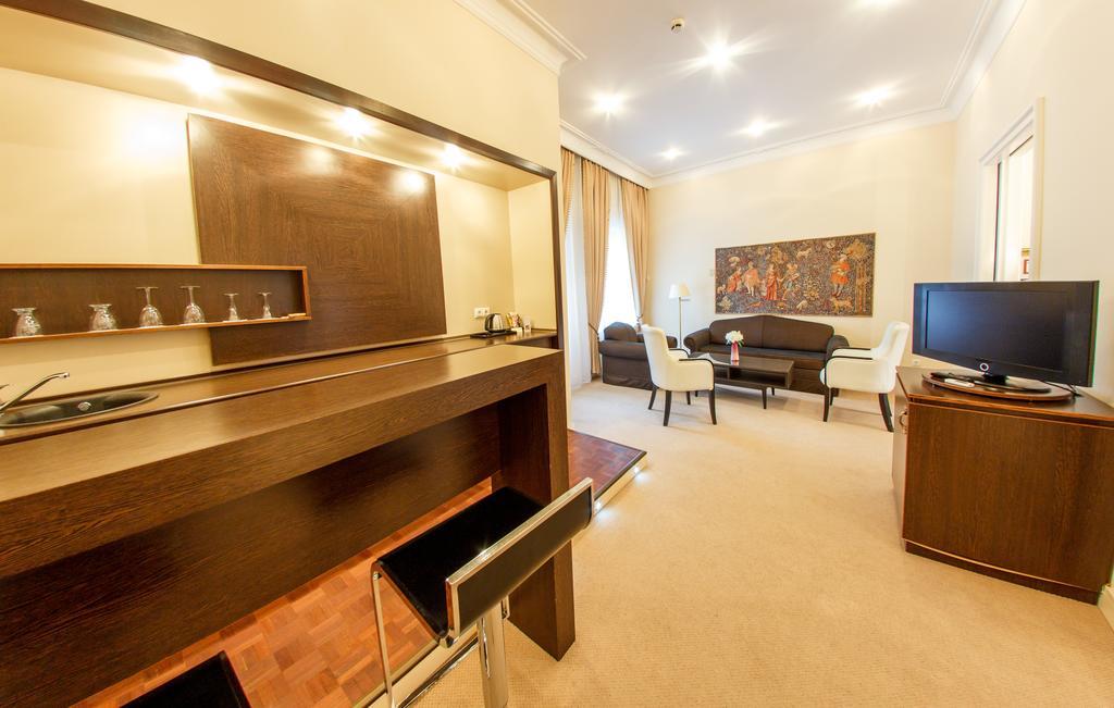 Hotel Kristaly Imperial Tata Ngoại thất bức ảnh