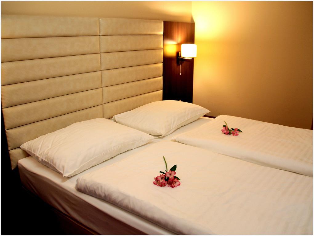 Hotel Kristaly Imperial Tata Ngoại thất bức ảnh