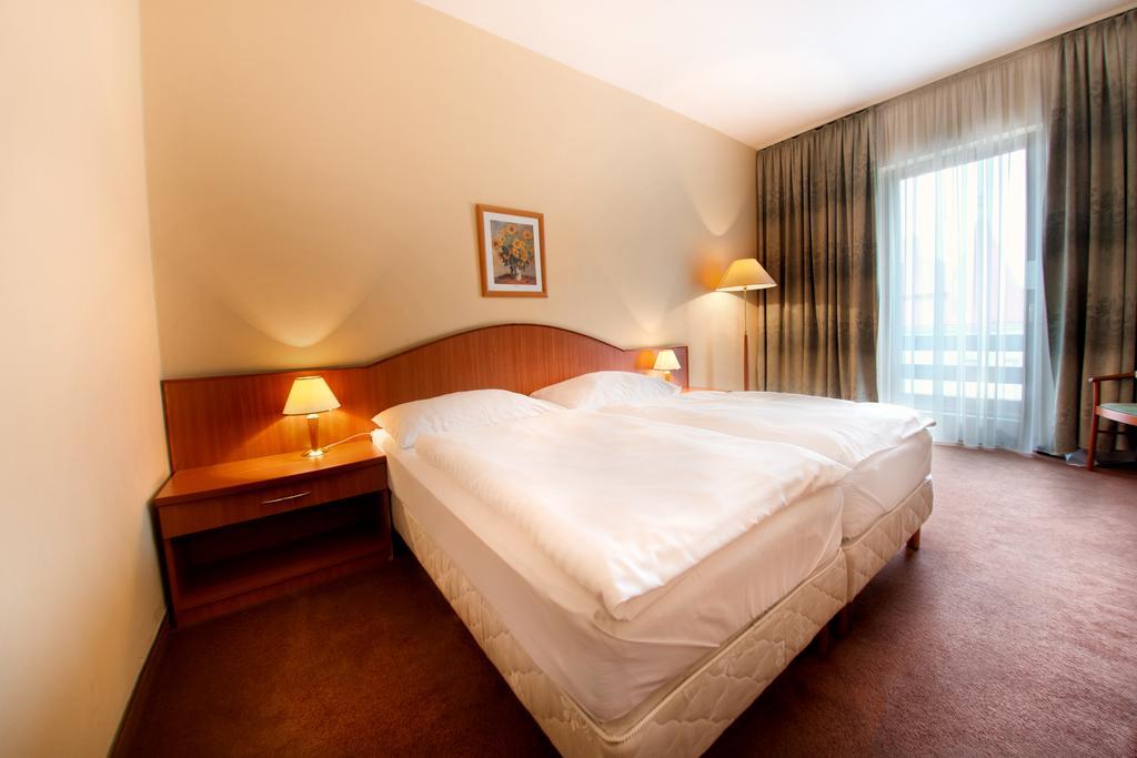 Hotel Kristaly Imperial Tata Ngoại thất bức ảnh