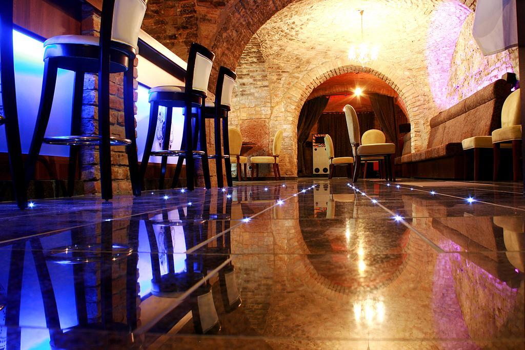 Hotel Kristaly Imperial Tata Ngoại thất bức ảnh