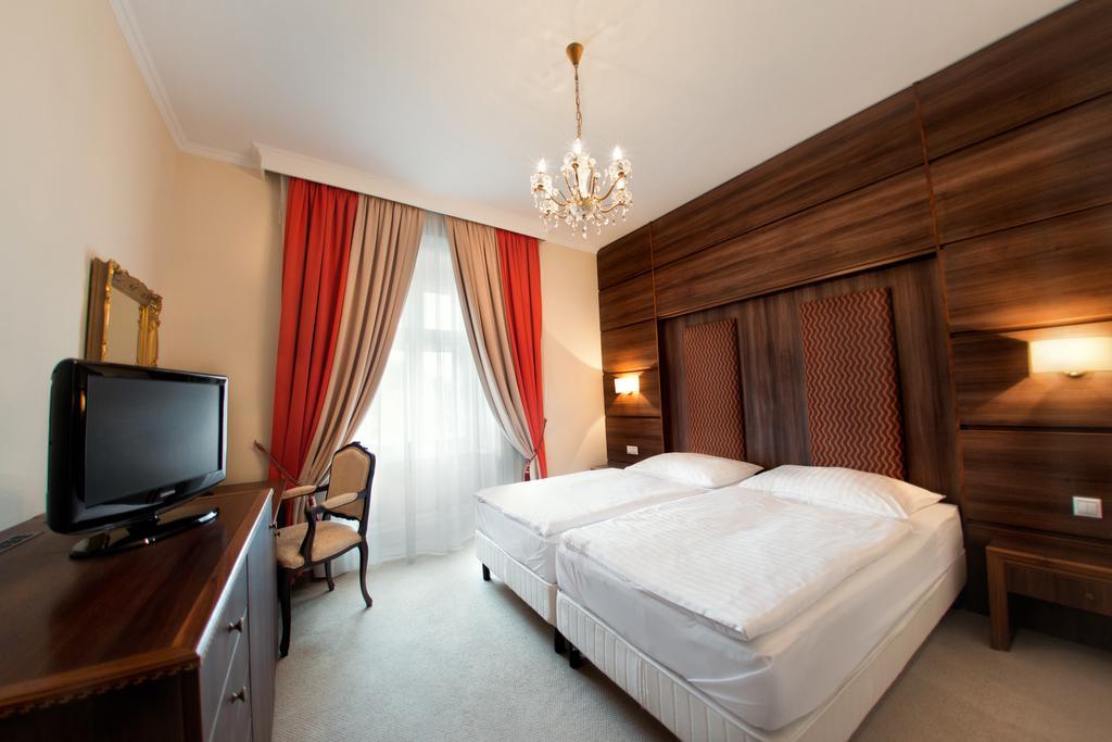 Hotel Kristaly Imperial Tata Ngoại thất bức ảnh