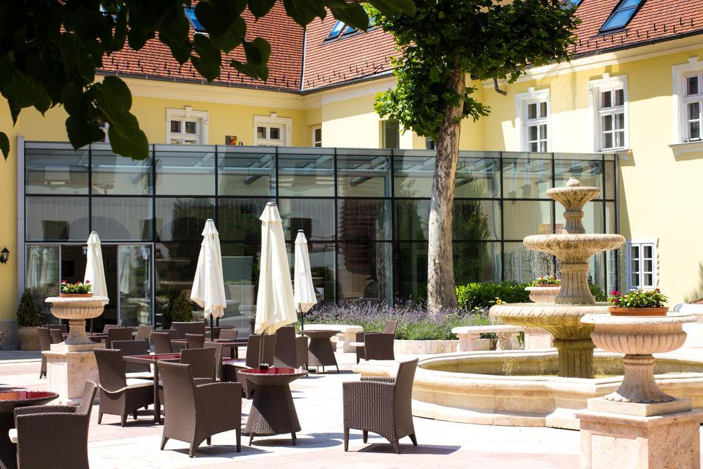 Hotel Kristaly Imperial Tata Ngoại thất bức ảnh