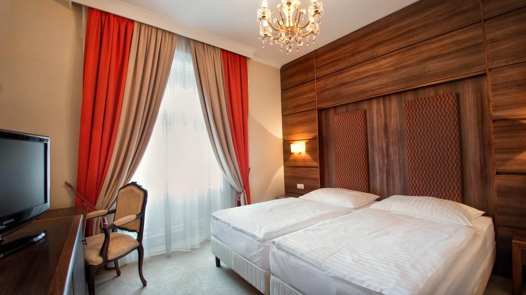 Hotel Kristaly Imperial Tata Ngoại thất bức ảnh