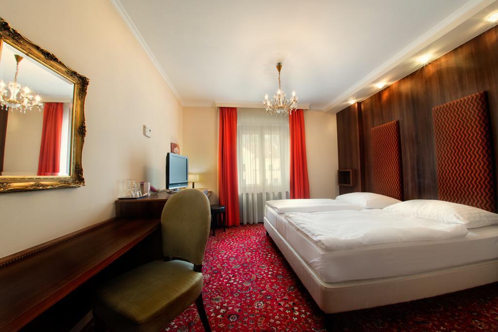 Hotel Kristaly Imperial Tata Ngoại thất bức ảnh