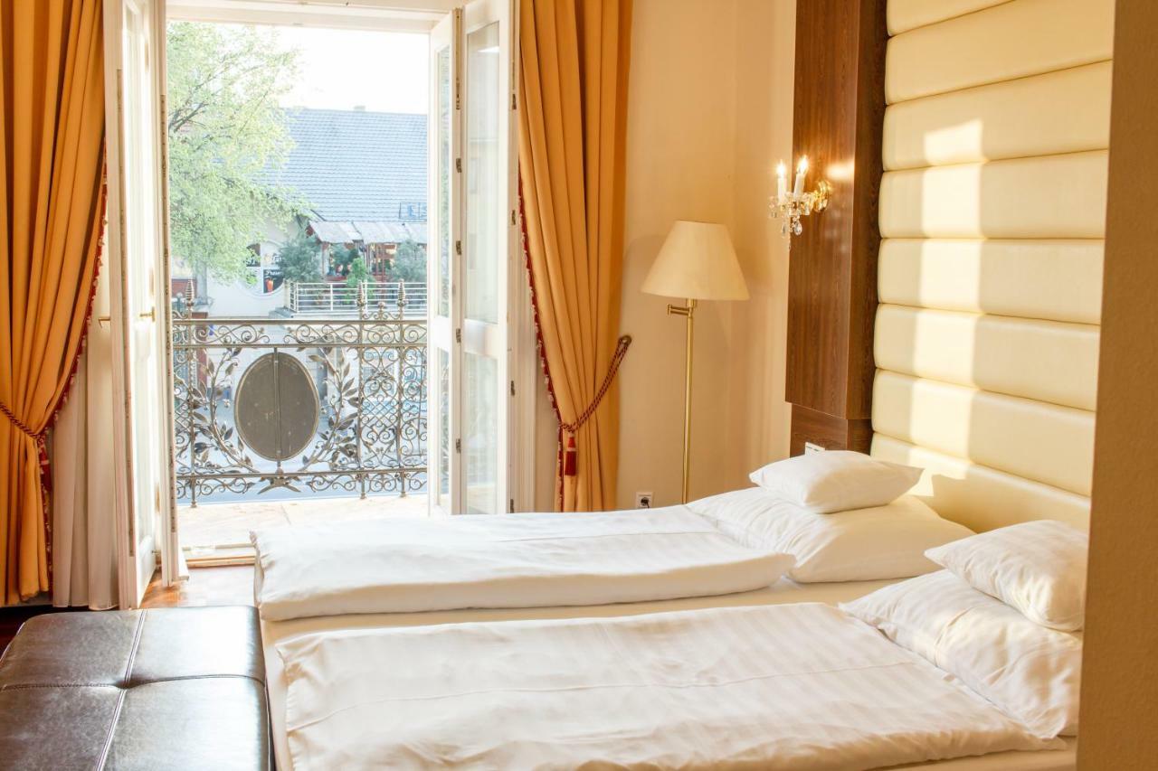 Hotel Kristaly Imperial Tata Ngoại thất bức ảnh