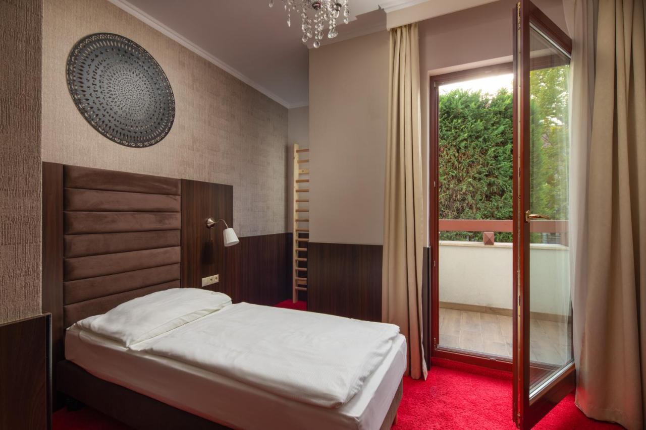 Hotel Kristaly Imperial Tata Ngoại thất bức ảnh